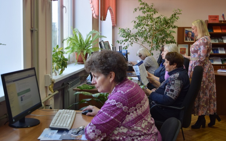 В Тульской областной научной библиотеке «Гарант» провел занятие для пожилых людей